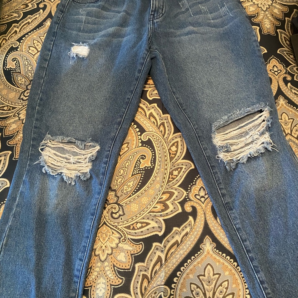 Frayed ripped crop jeans